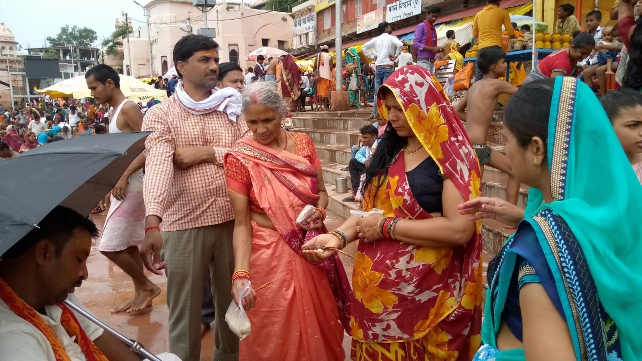 Devotees took a dip in Mandakini, did charity Devotees took a dip in Mandakini, did charity