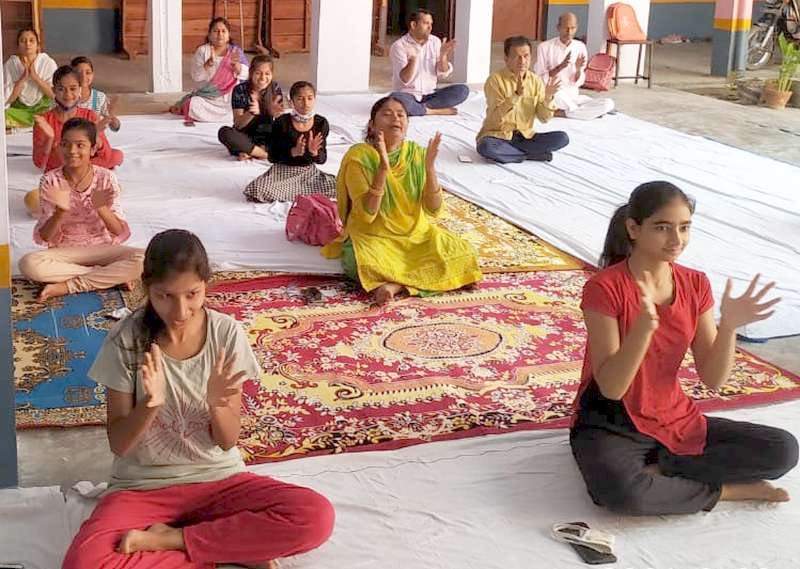 योग करतीं छात्राएं