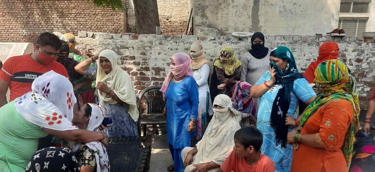 महिला के आत्महत्या करने के बाद गांगोली गांव में विलाप करते संध्या के परिजन। संवाद महिला के आत्महत्या करने के बाद गांगोली गांव में विलाप करते संध्या के परिजन। संवाद