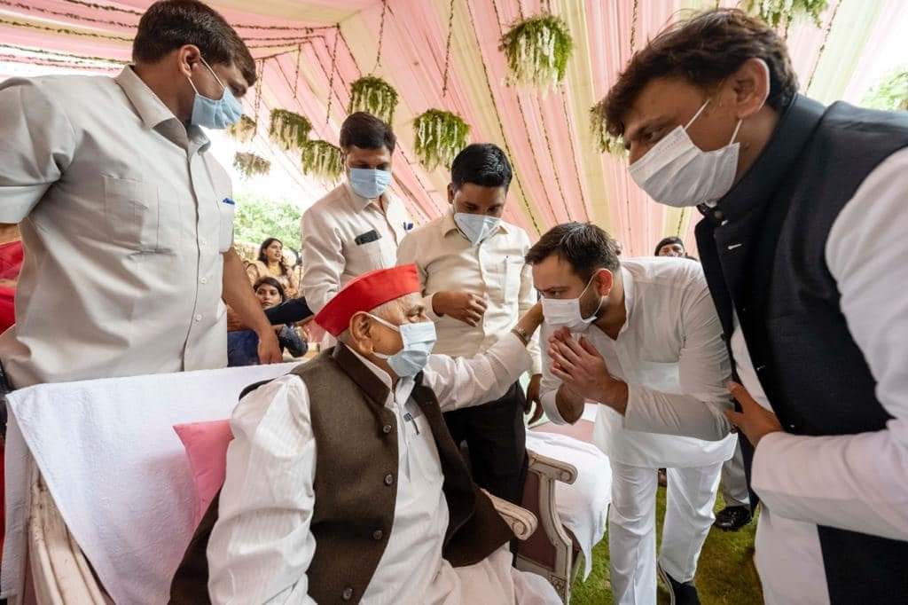 सपा संस्थापक व पूर्व मुख्यमंत्री मुलायम सिंह यादव को प्रणाम करते अखिलश यादव व बिहार विधान सभा मे सपा संस्थापक व पूर्व मुख्यमंत्री मुलायम सिंह यादव को प्रणाम करते अखिलश यादव व बिहार विधान सभा मे