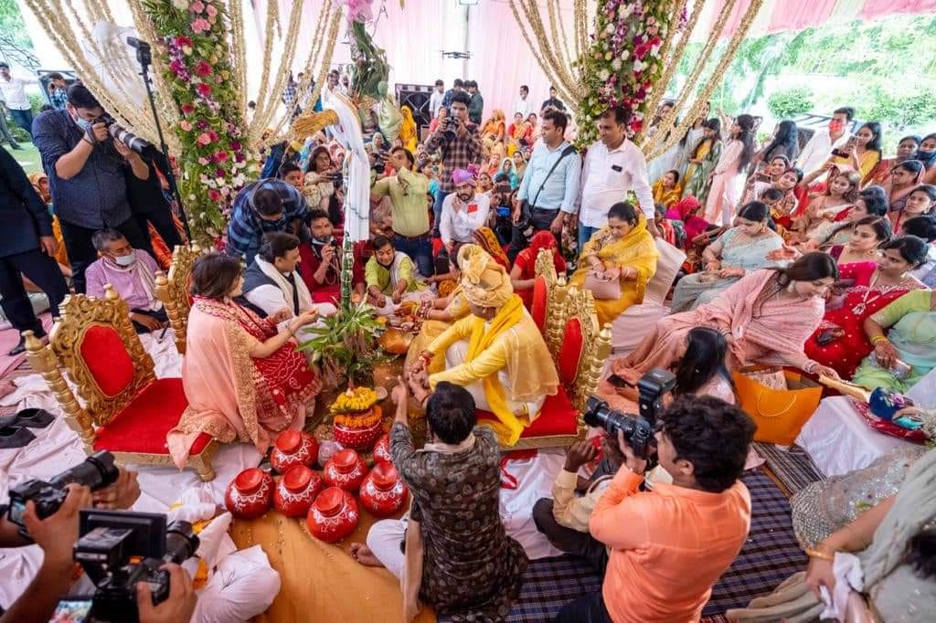 भतीजी दीपाली का कन्यादान करते पूर्व मुख्मंत्री अखिलेश यादव पत्नी डिंपल यादव के साथ भतीजी दीपाली का कन्यादान करते पूर्व मुख्मंत्री अखिलेश यादव पत्नी डिंपल यादव के साथ