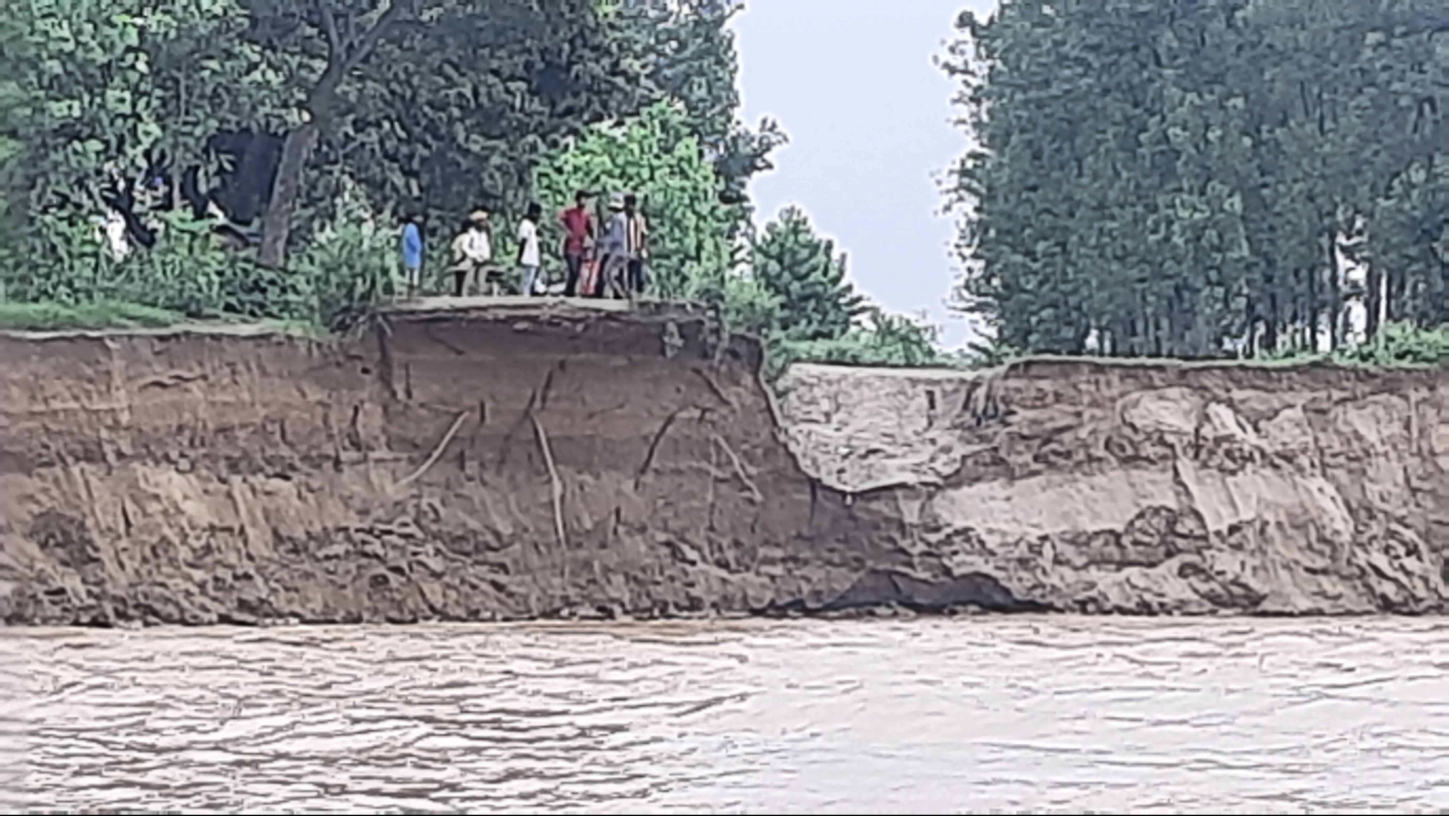 किच्छा में गौला नदी का बड़ा हुआ जल स्तर और सामने हो रहा भूकटाव। किच्छा में गौला नदी का बड़ा हुआ जल स्तर और सामने हो रहा भूकटाव।
