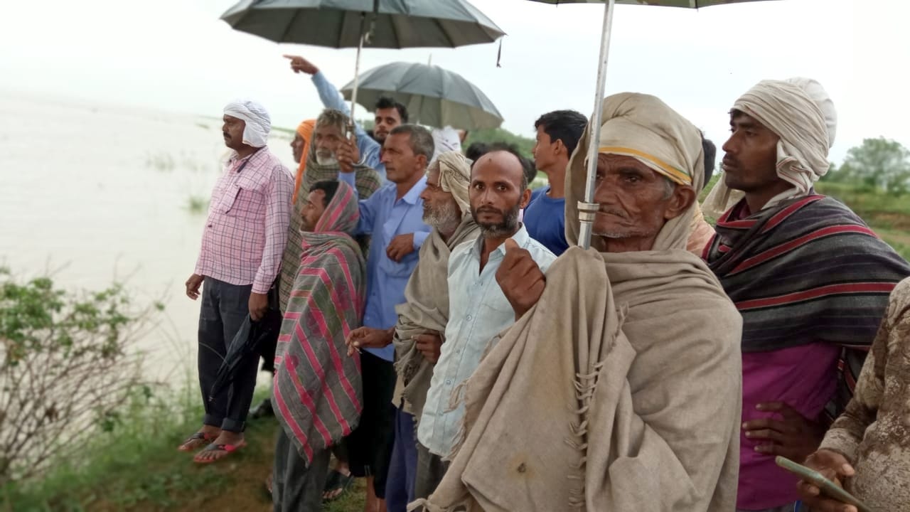 मंडावर के गांव सिमली में गंगा में फंसे ग्रामीणों को मोटर वोट से बचाकर लाते पीएएसी के जवान।