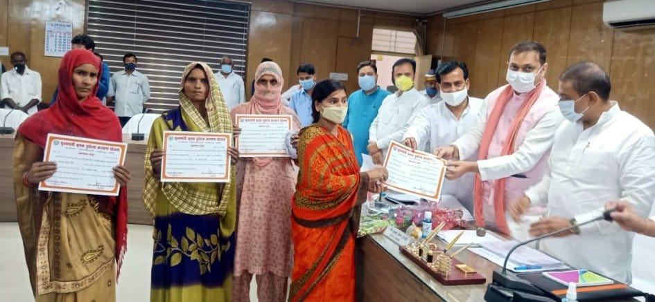 कलक्ट्रेट सभागार में कृषक दुर्घटना बीमा के लाभार्थियों को चेक देते एमएलसी अवनीश सिंह। संवाद