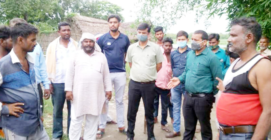 पलिया के नयापुरवा में ग्रामीणों से वार्ता करते एसडीएम व तहसीलदार।  संवाद