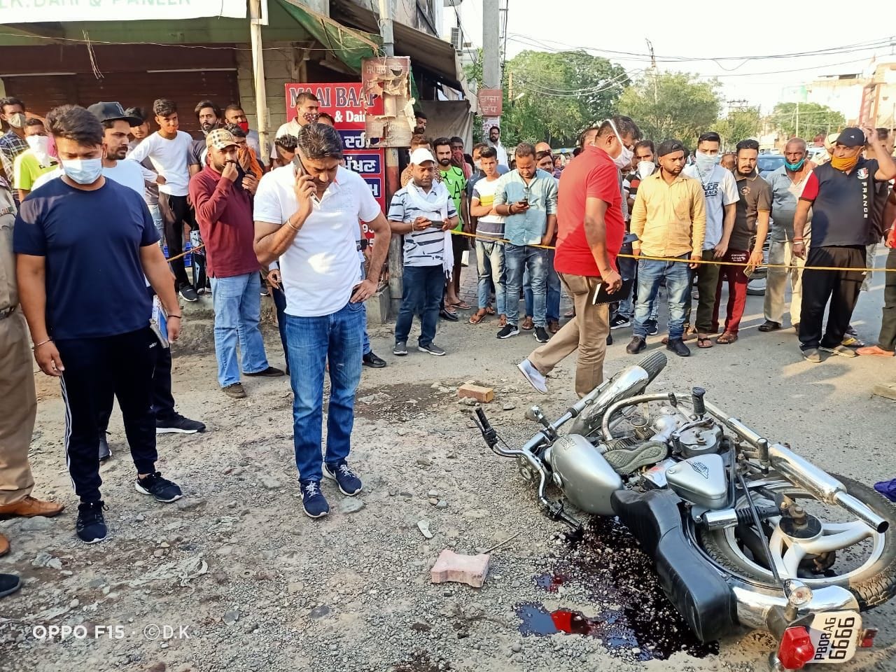 पूर्व पार्षद की दिन दिहाडे़ गोली मार की गई हत्या के बाद जांच करती पुलिस।