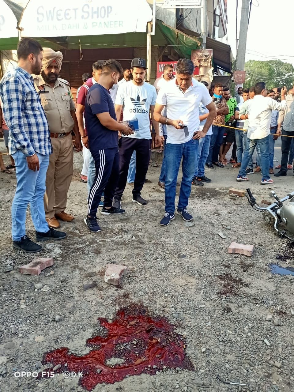 पूर्व पार्षद की दिन दिहाडे़ गोली मार की गई हत्या के बाद जांच करती पुलिस।