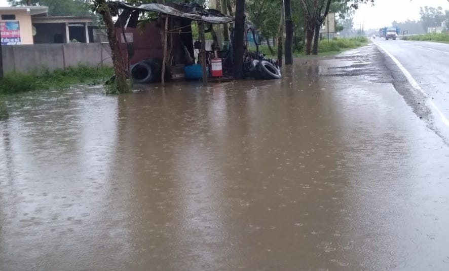 मंडावली हाईवे किनारे जलभराव से पंचर की दुकाने में घुसा पानी। मंडावली हाईवे किनारे जलभराव से पंचर की दुकाने में घुसा पानी।