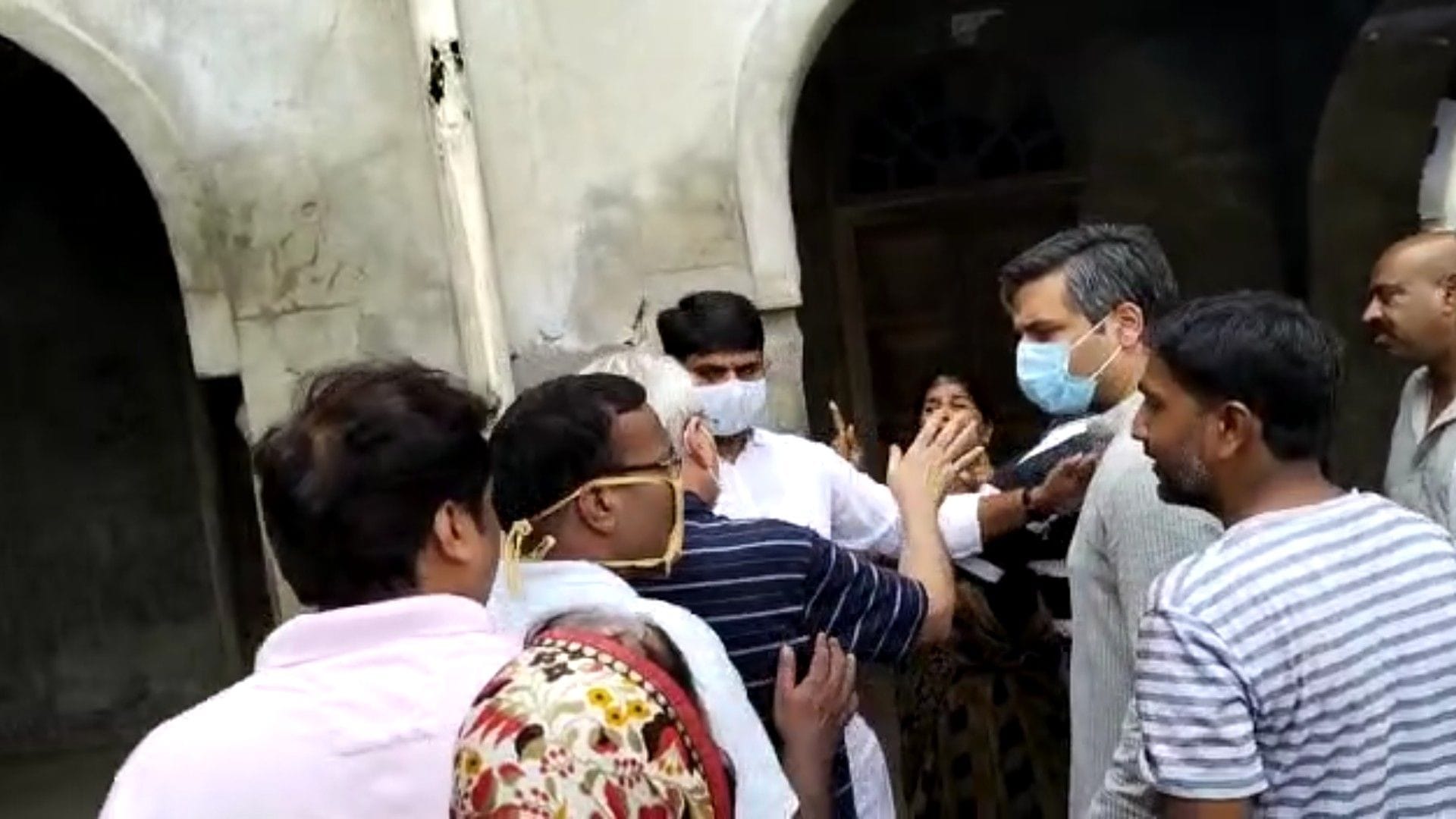हलवासिया हवेली में बहस करते दोनों पक्ष। संवाद हलवासिया हवेली में बहस करते दोनों पक्ष। संवाद