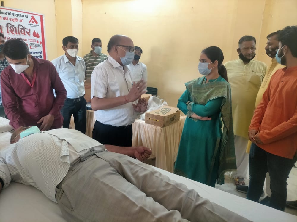 शामली में रक्तदान शिविर में जानकारी लेती डीएम जसजीत कौर शामली में रक्तदान शिविर में जानकारी लेती डीएम जसजीत कौर