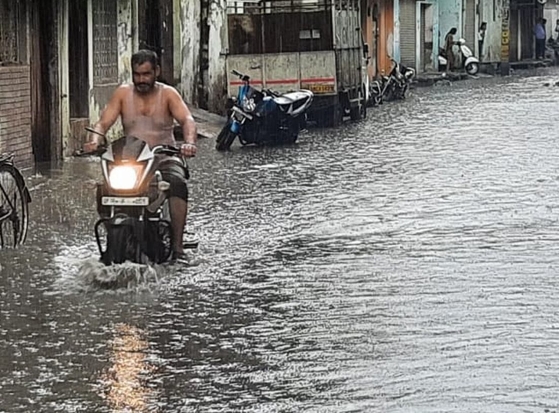 कुर्मांचल कॉलोनी में जलभराव के बीच गुजरता बाइक चालक। कुर्मांचल कॉलोनी में जलभराव के बीच गुजरता बाइक चालक।