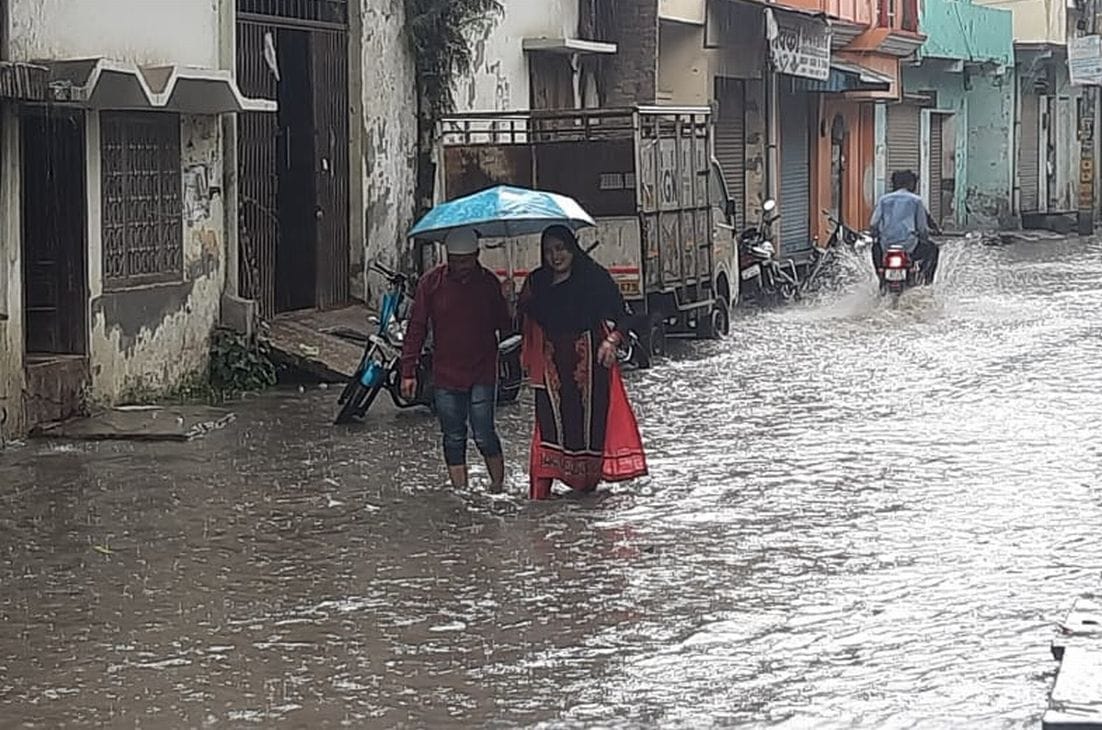 काशीपुर की कुर्मांचल कॉलोनी में जलभराव के बीच सड़क से गुजरते लोग। काशीपुर की कुर्मांचल कॉलोनी में जलभराव के बीच सड़क से गुजरते लोग।