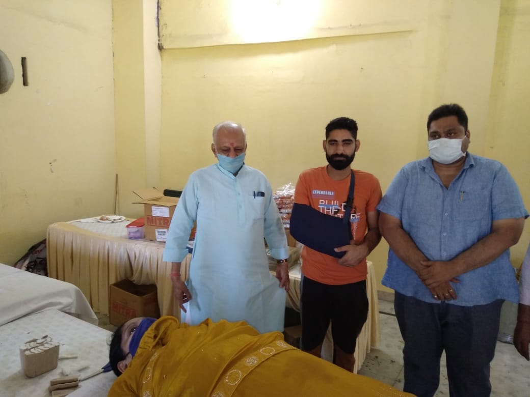 शामली में रक्तदान शिविर में पश्चिमी उत्तर प्रदेश संयुक्त उद्योग व्यापार मंडल के प्रदेश अध्यक्ष शामली में रक्तदान शिविर में पश्चिमी उत्तर प्रदेश संयुक्त उद्योग व्यापार मंडल के प्रदेश अध्यक्ष