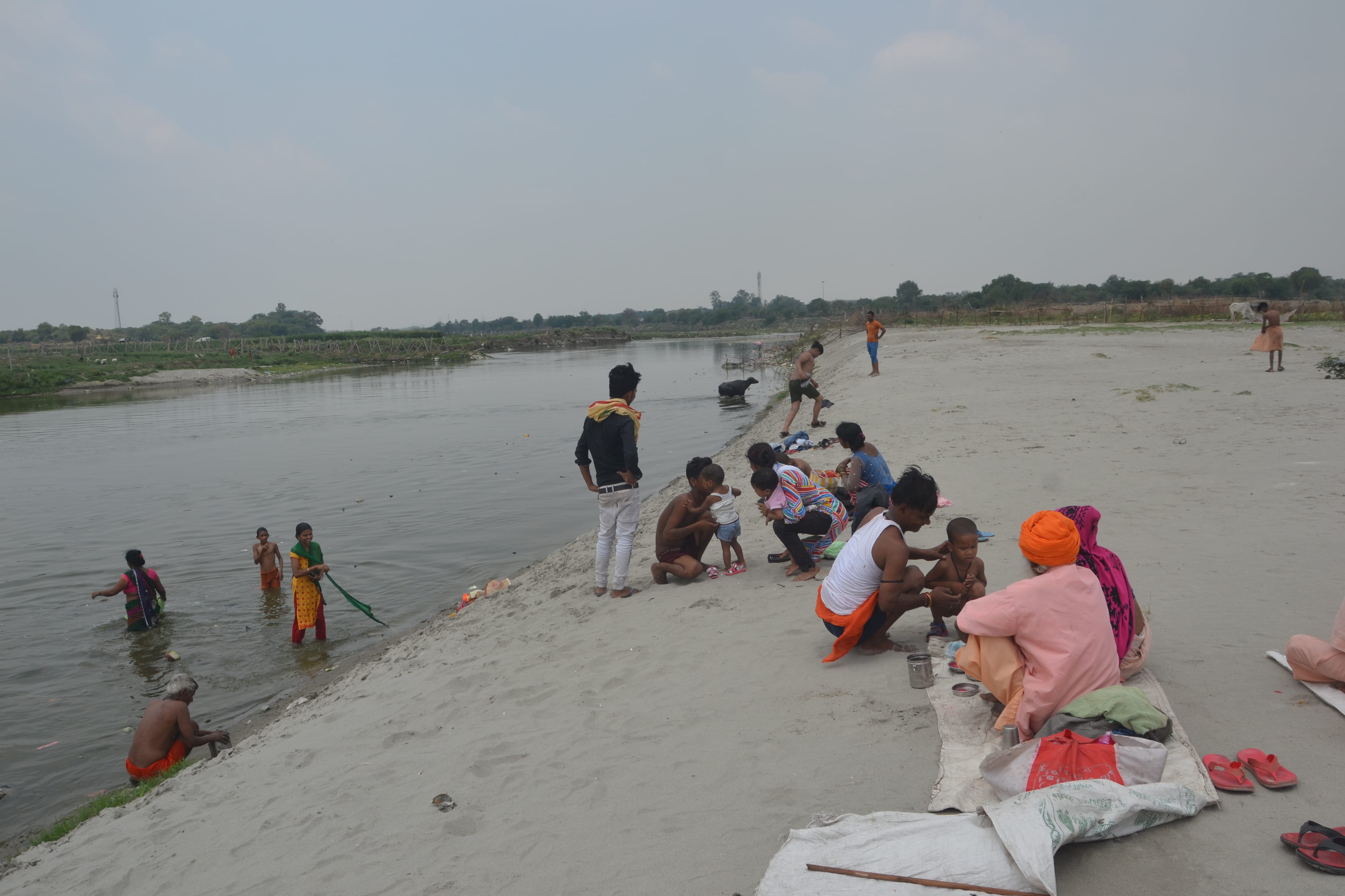 गंगा दशहरा पर्व पर यमुना नदी किनारे पूजा करते श्रद्घालु गंगा दशहरा पर्व पर यमुना नदी किनारे पूजा करते श्रद्घालु