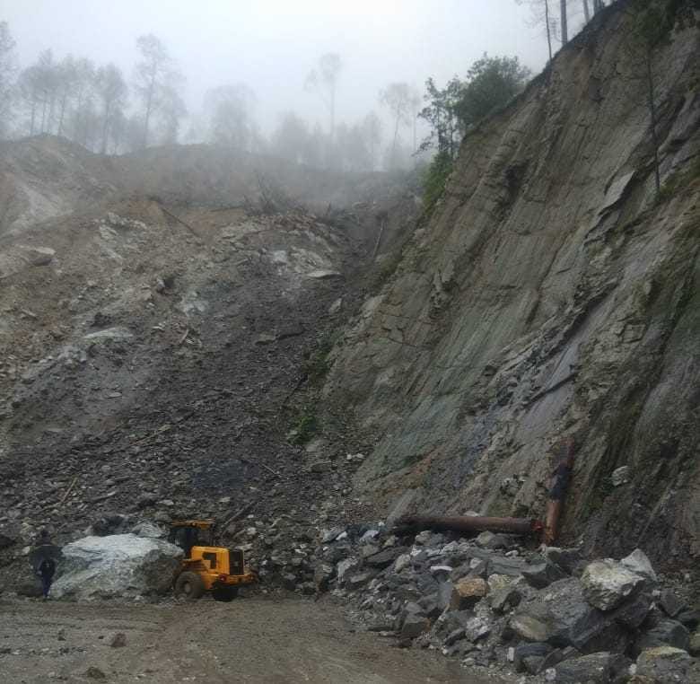 टनकपुर-पिथौरागढ़ राष्ट्रीय राजमार्ग पर गिरा मलबा। टनकपुर-पिथौरागढ़ राष्ट्रीय राजमार्ग पर गिरा मलबा।