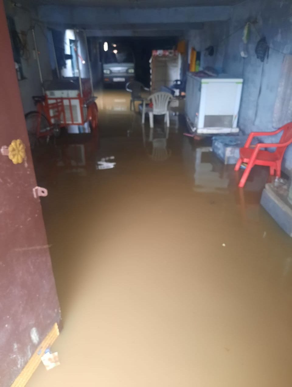 किशोरीखेड़ा मोहल्ले में घर के अंदर भरा बरसात का पानी। किशोरीखेड़ा मोहल्ले में घर के अंदर भरा बरसात का पानी।