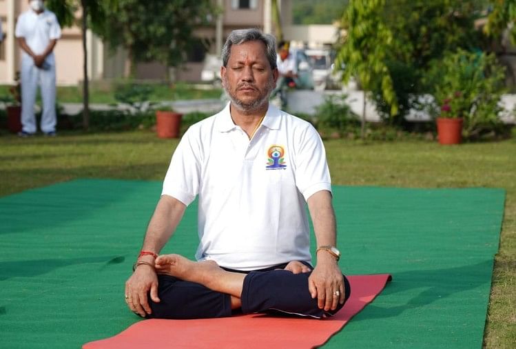 कोविड प्रोटोकॉल का पालन करते हुए मुख्यमंत्री तीरथ सिंह रावत ने किया योगाभ्यास
