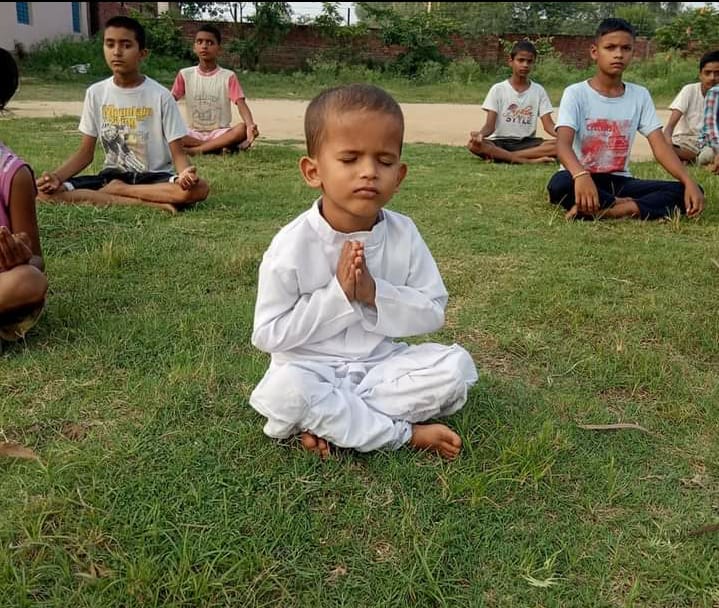 बड़गांव के दल्हेड़ी में योग करते बच्चें बड़गांव के दल्हेड़ी में योग करते बच्चें