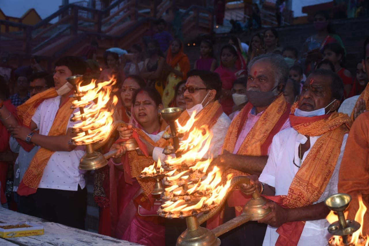 बेल्हा देवी धाम सई घाट पर गंगा आरती करते समिति के पदाधिकारी।