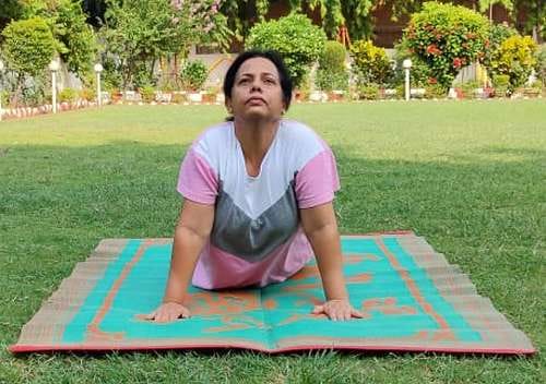 एसपी आवास में योगाभ्यास करतीं एसपी सुधा सिंह