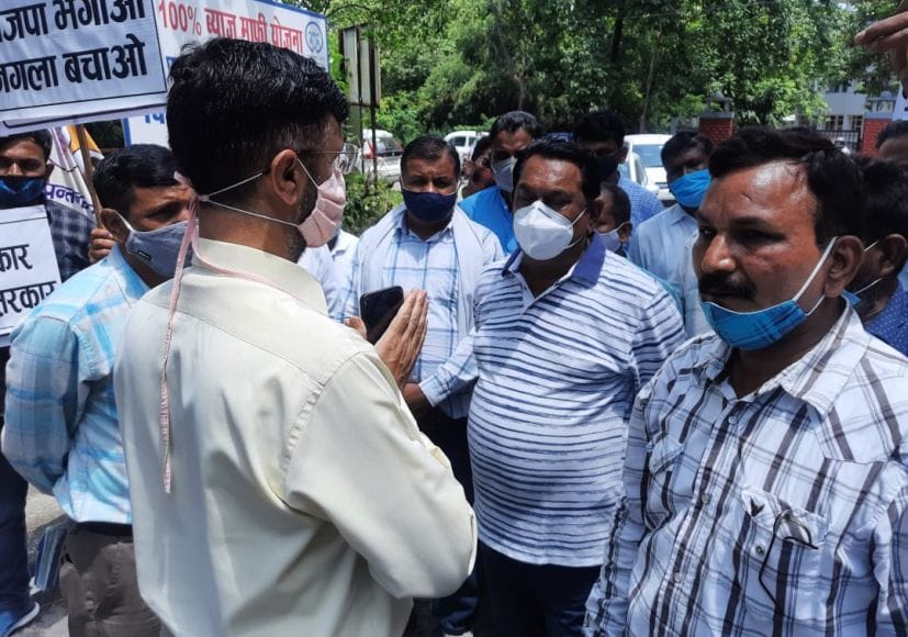 रुद्रपुर कलक्ट्रेट के मुख्य गेट पर कांग्रेसियों को अंदर नहीं जाने का अनुरोध करते एडीएम कांडपाल।