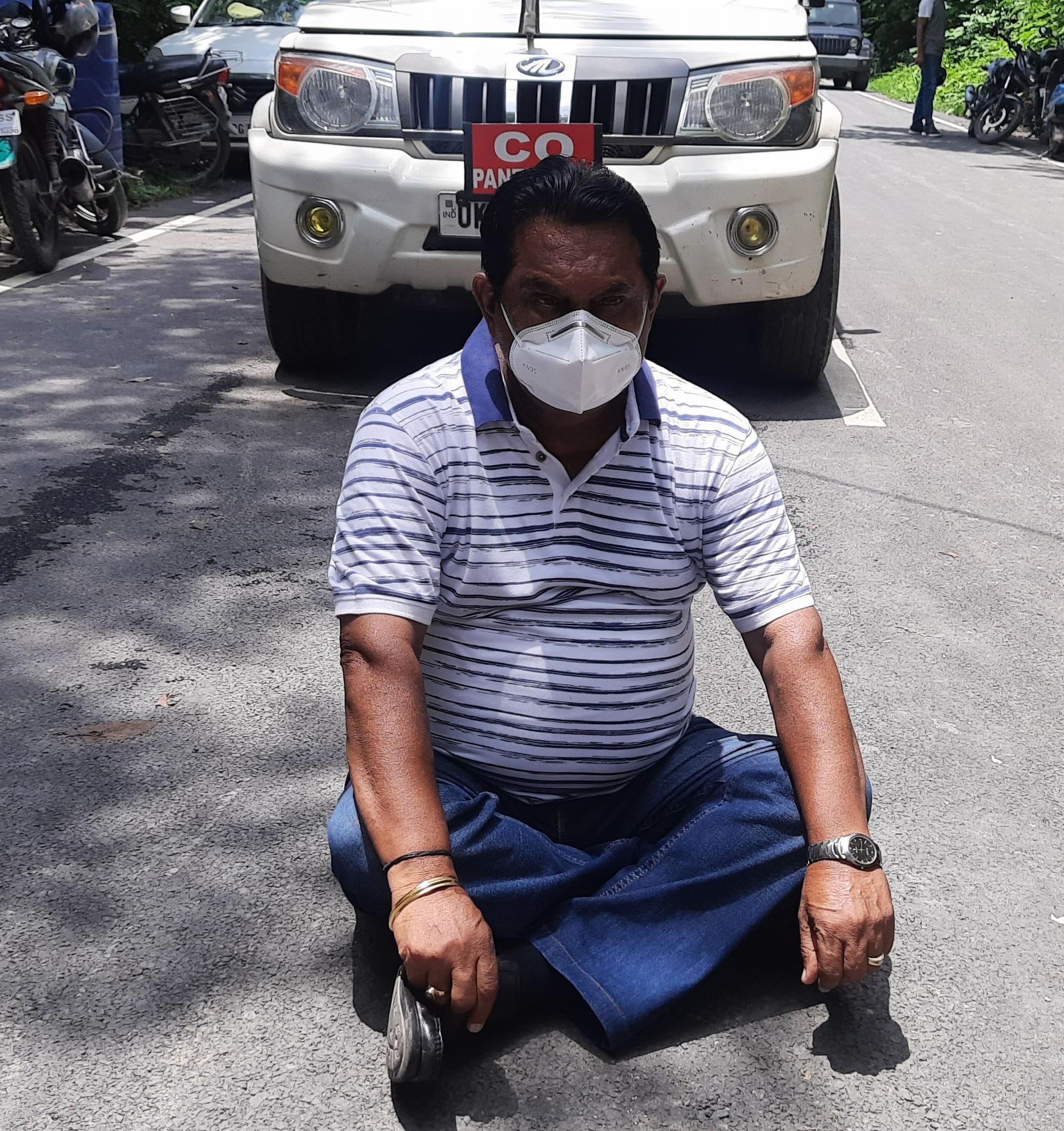 रुद्रपुर कलक्ट्रेट के मुख्य गेट के अंदर अकेले धरने पर बैठे बेहड़।