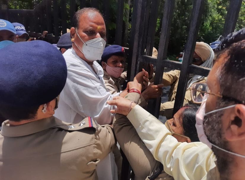 रुद्रपुर कलक्ट्रेट गेट के अंदर जाने की कोशिश करते कांग्रेस नेता को रोकने की कोशिश करते एडीएम कां?