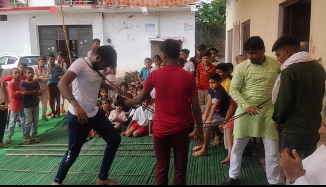 गले से सरिया मोड़ते वैभव आर्य गले से सरिया मोड़ते वैभव आर्य