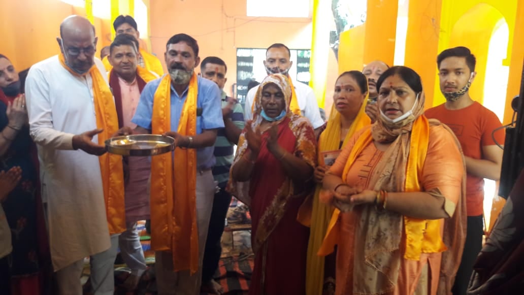 नागल में यज्ञ के बाद आरती करते श्रद्वालु नागल में यज्ञ के बाद आरती करते श्रद्वालु