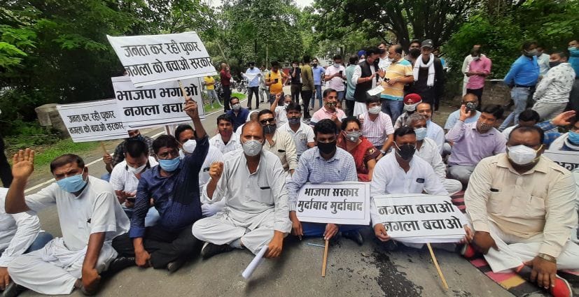 रुद्रपुर कलक्ट्रेट गेट के बाहर धरने पर बैठे कांग्रेसी।