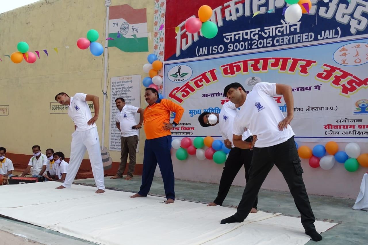 जिला कारागार में योग करते सांसद भानु प्रताप बर्मा व जेल अधीक्षक सीताराम शर्मा