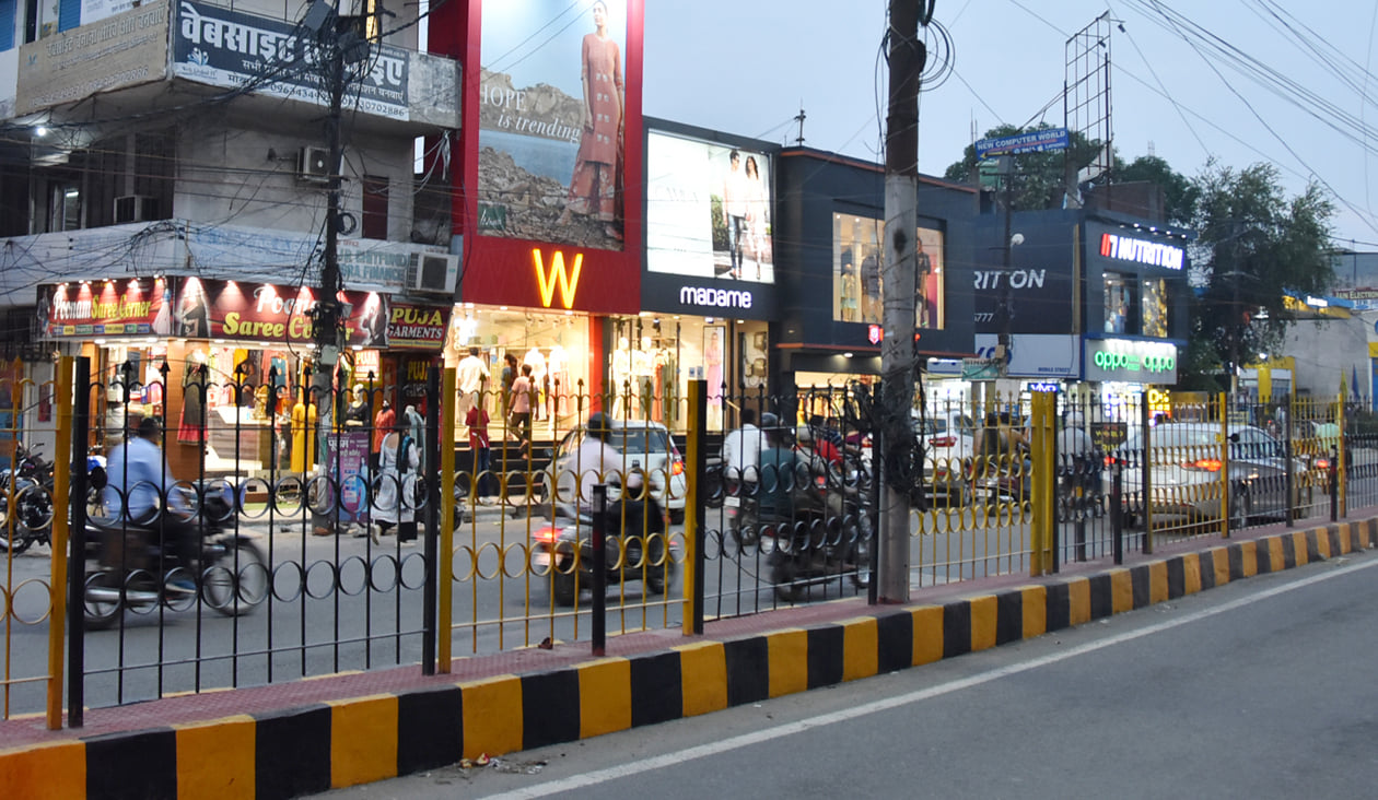 कोर्ट रोड पर खुले बाजार कोर्ट रोड पर खुले बाजार