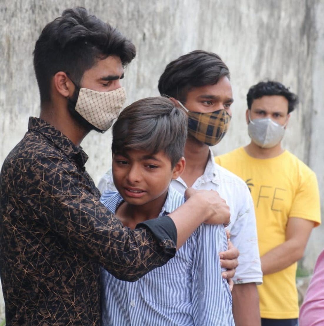 घटनास्थल पर रोता बिलखता मृतक का बेटा।
