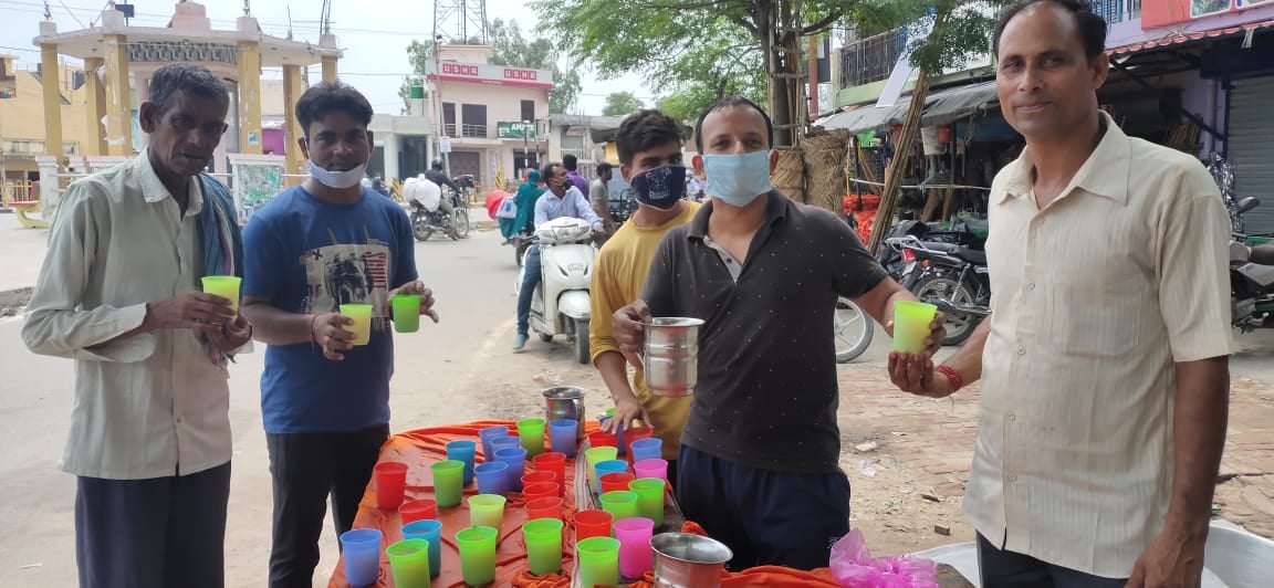 गागलहेड़ी में छबील लगा शरबत पिलाते श्रद्वालु गागलहेड़ी में छबील लगा शरबत पिलाते श्रद्वालु