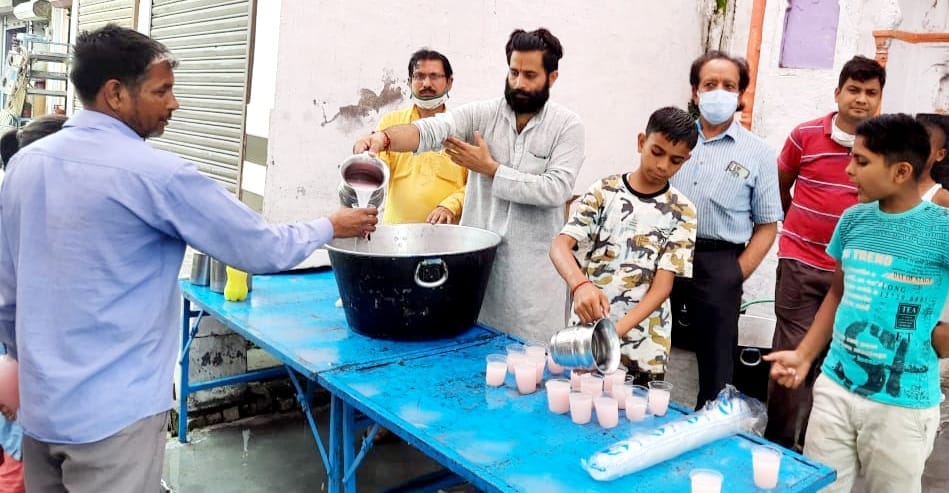 सुलतानपुर में शीतल जल पिलाते श्रद्धाल सुलतानपुर में शीतल जल पिलाते श्रद्धाल