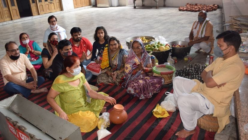 रुद्रपुर लक्ष्मी नारायण मंदिर में पुरोहित को कलश व फलों का दान करते लोग। रुद्रपुर लक्ष्मी नारायण मंदिर में पुरोहित को कलश व फलों का दान करते लोग।
