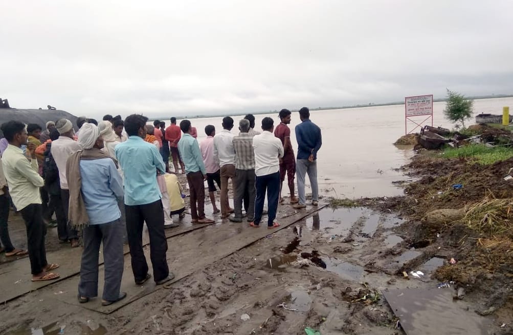 मंडावर के गांव डेवलगढ़ के सामने गंगा के जलस्तर को देखते ग्रामीण। मंडावर के गांव डेवलगढ़ के सामने गंगा के जलस्तर को देखते ग्रामीण।