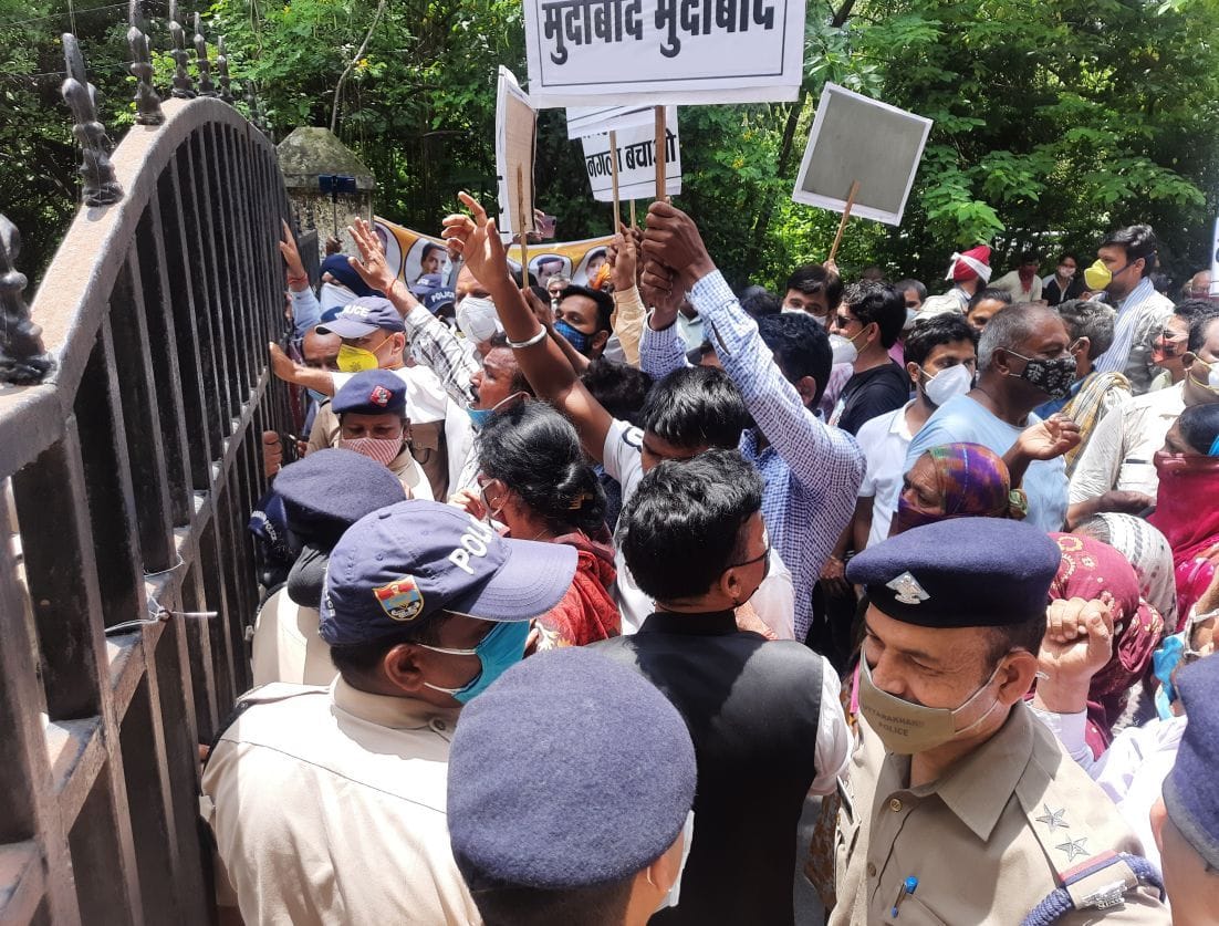 रुद्रपुर कलक्ट्रेट के मुख्य गेट पर कांग्रेसियों को रोकती पुलिस।