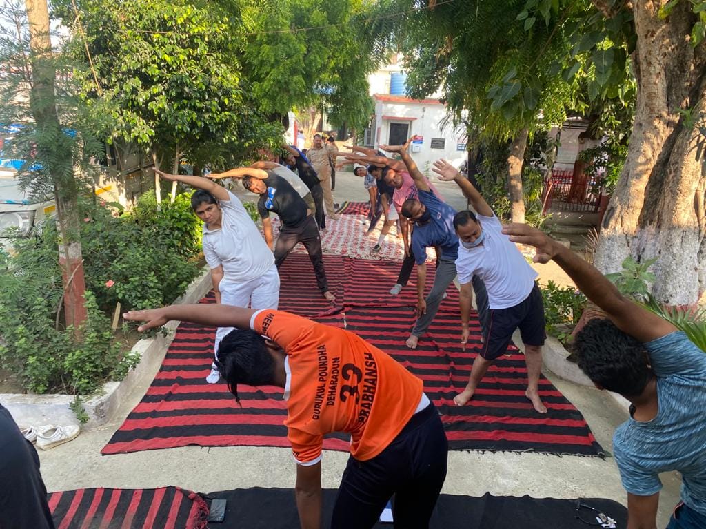नागल थाने में योग करते पुलिसकर्मी नागल थाने में योग करते पुलिसकर्मी