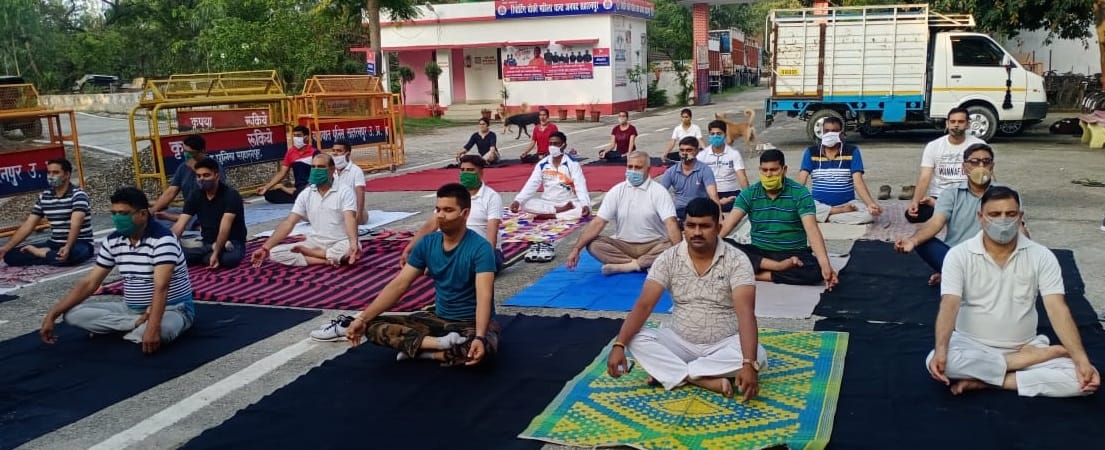 गागलहेड़ी थाने में योग करते पुलिसकर्मी गागलहेड़ी थाने में योग करते पुलिसकर्मी