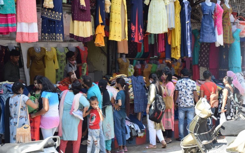 रुद्रपुर में खरीदारी की दौरान सामाजिक दूरी का उल्लंघन करतीं महिलाएं। रुद्रपुर में खरीदारी की दौरान सामाजिक दूरी का उल्लंघन करतीं महिलाएं।