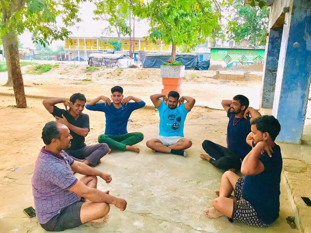 ऊमरी बस स्टैंड पर योग करते युवक