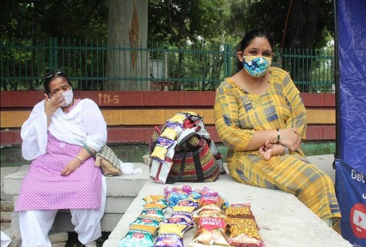 देहरादून में सड़क पर मां के साथ दिलराज कौर