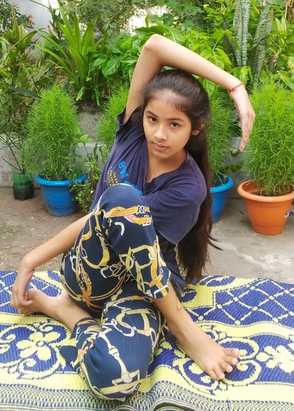 घर पर योगाभ्यास करती छात्रा माही श्रीवास्तव। घर पर योगाभ्यास करती छात्रा माही श्रीवास्तव।