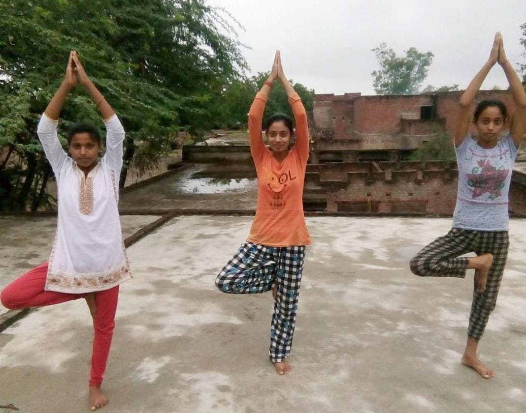 मौरावां में घर पर योगाभ्यास करती युवतियां। मौरावां में घर पर योगाभ्यास करती युवतियां।
