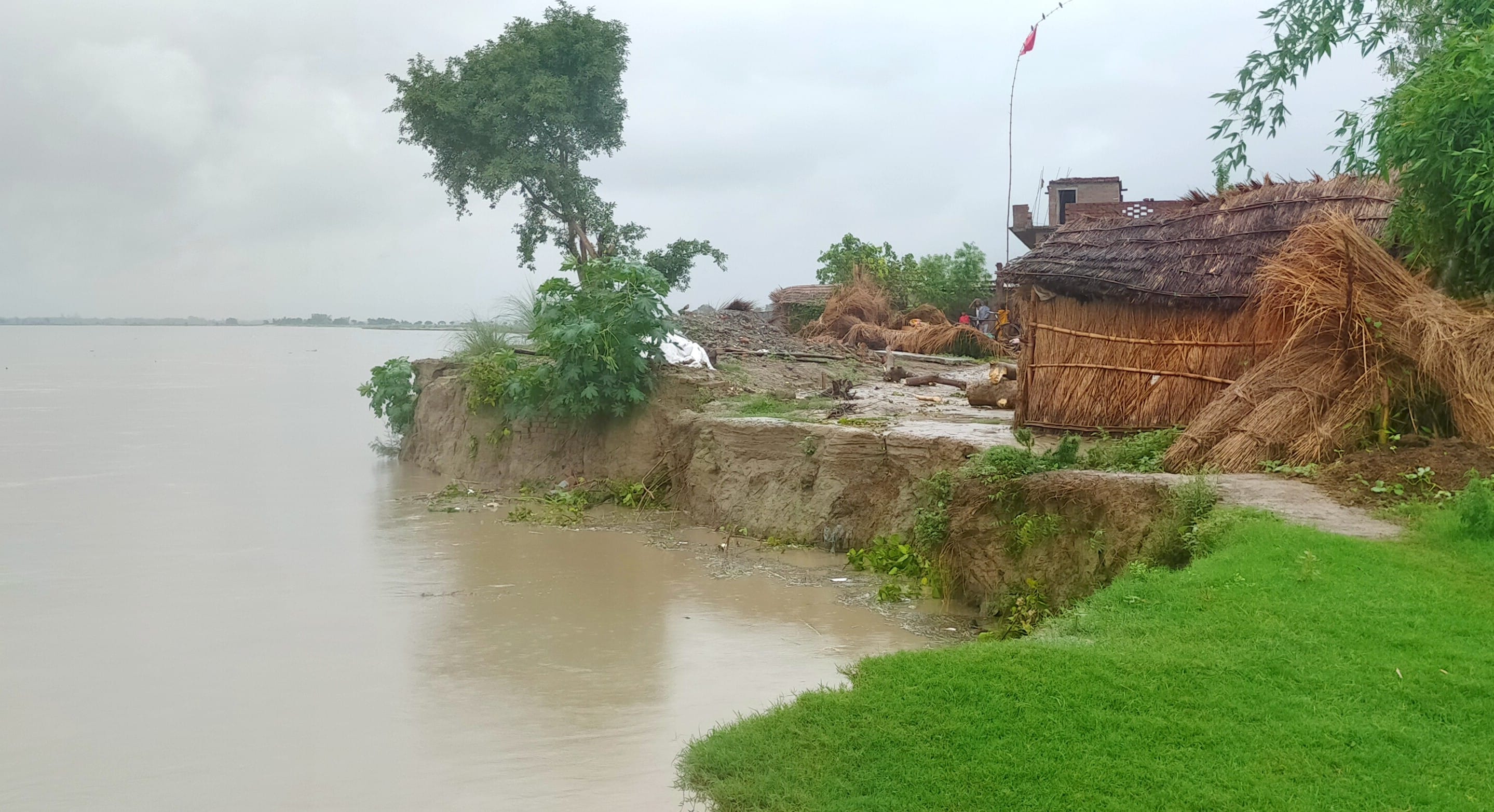 देवारा के गांगेपुर घाघरा की कटान के मुहाने पर गांव। देवारा के गांगेपुर घाघरा की कटान के मुहाने पर गांव।