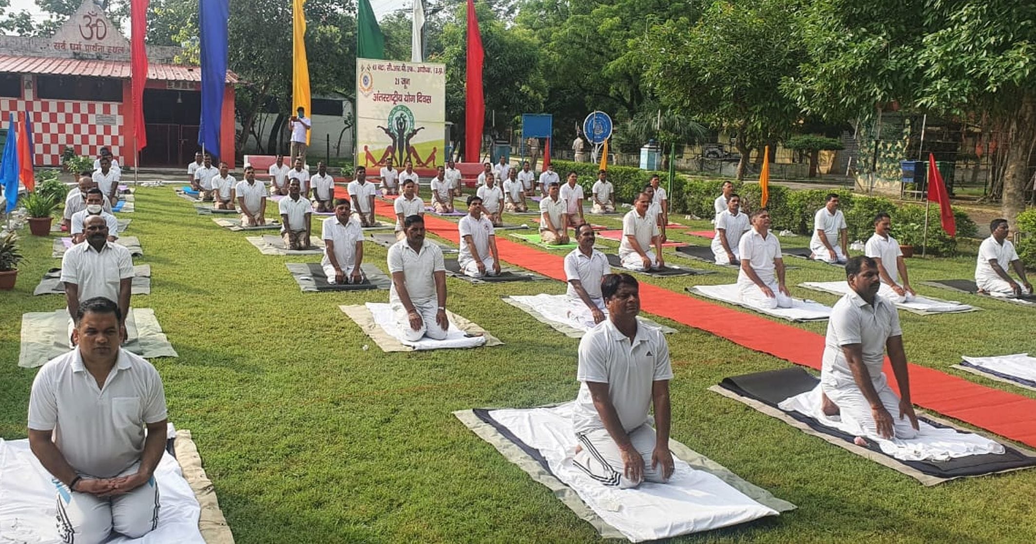 अयोध्या-योग दिवस पर योगाभ्यास करते 63 बटालियन केंद्रीय पुलिस बल के अधिकारी व अन्य
