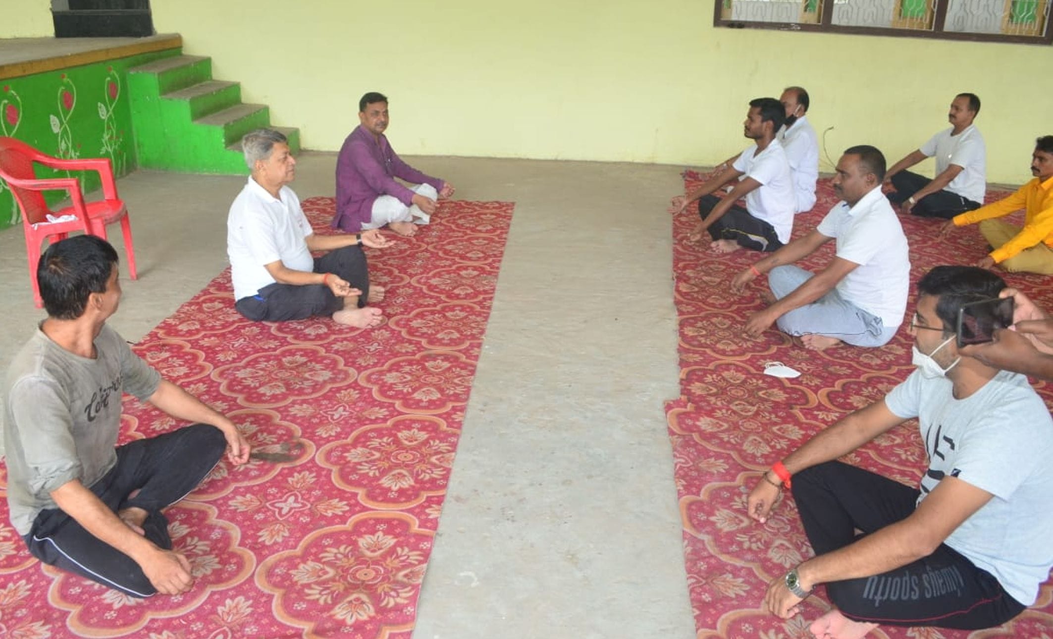 अयोध्या-अंतर्राष्ट्रीय योग दिवस पर योगाभ्यास करते अयोध्या विधायक वेद प्रकाश गुप्ता व अन्य