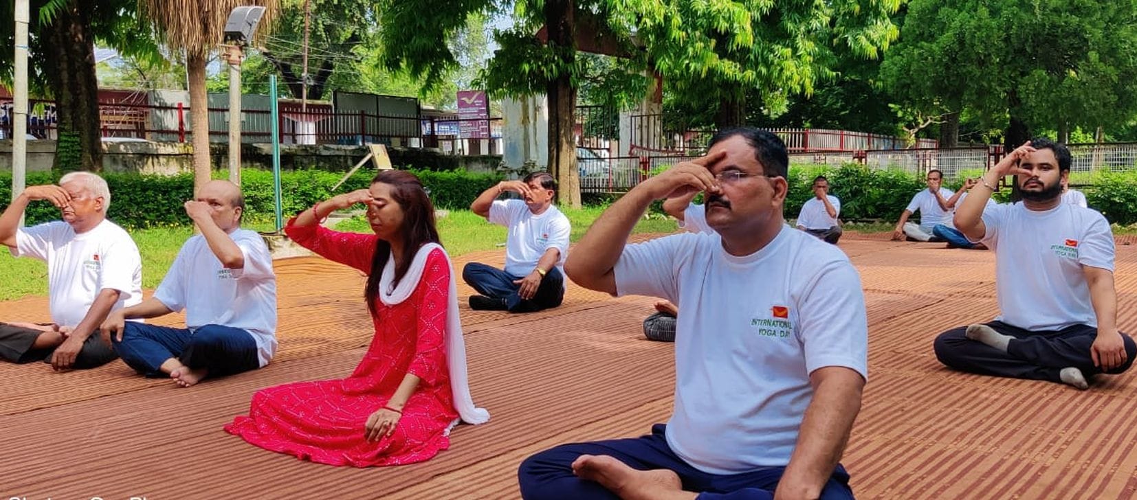 अयोध्या-अंतर्राष्ट्रीय योग दिवस पर योगाभ्यास करते डाकविभाग के अधिकारी व कर्मचारी
