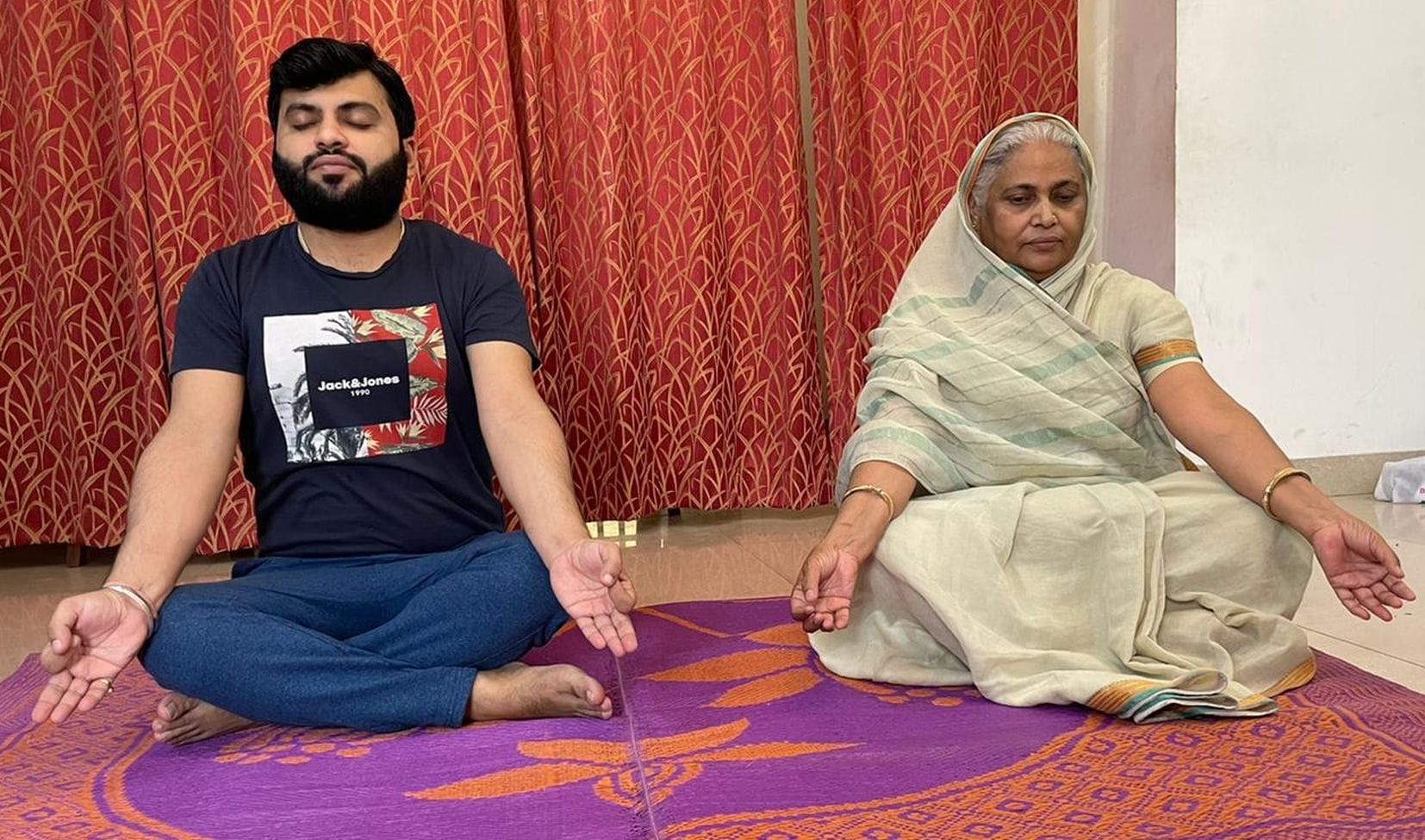अयोध्या-अंतर्राष्ट्रीय योग दकिवस पर योगाभ्यास करतीं बीकापुर शोभासिंह चौहान व अन्य